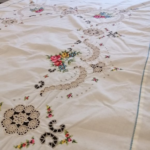 VTG Embroidered Floral Cross Stitch Crochet Tablecloth Hand Stitched Cut Work - Picture 10 of 16